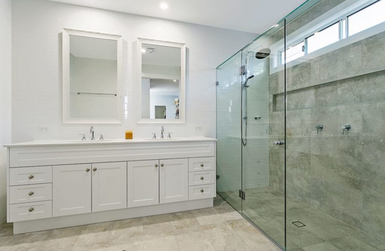 Frameless-Hinged-Shower-Screen