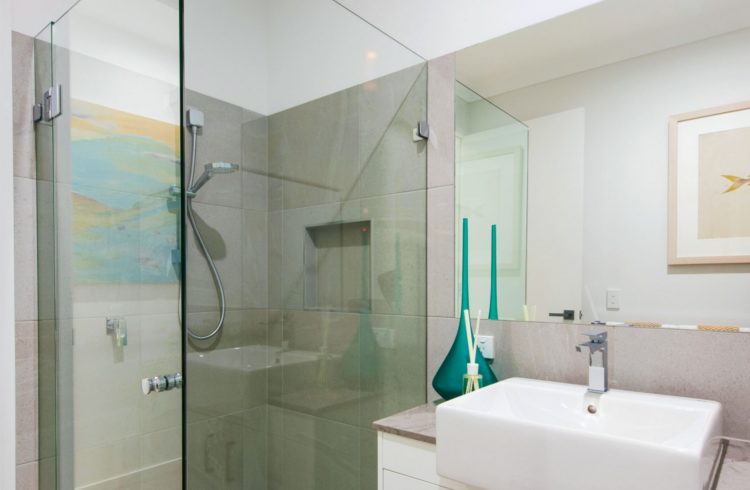 Frameless-Shower-screen-with-discreet-handle-768x517@2x