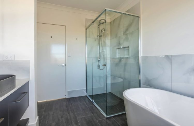 Large-semi-frameless-shower-screen